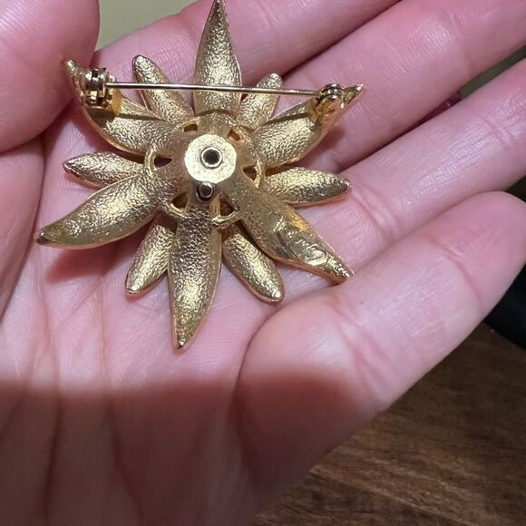 VINTAGE CAPRI FLOWER GOLDTONE BROOCH WITH A CULTURED PEARL - Picture 3 of 4